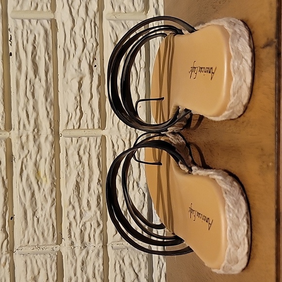 Brand new AE Suri sandals - Picture 5 of 9